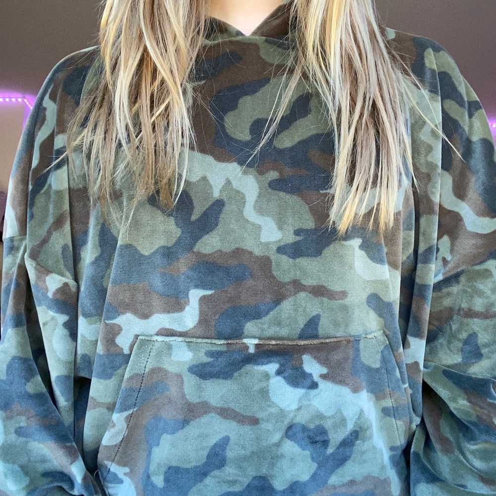 Sleek Y2K Camo Hoodie 🦆